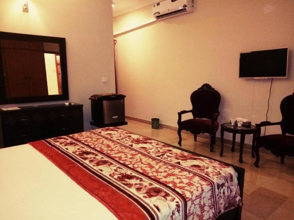 Royal Galaxy Bed & Breakfast Islamabad - For Families Only Extérieur photo