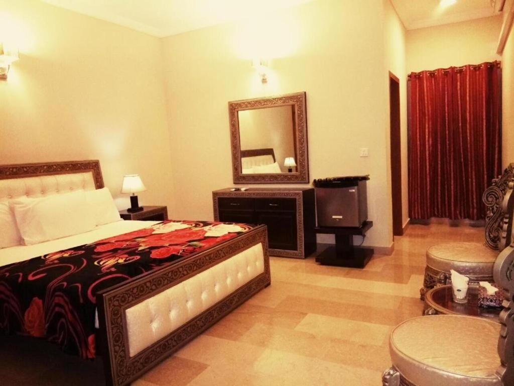 Royal Galaxy Bed & Breakfast Islamabad - For Families Only Extérieur photo