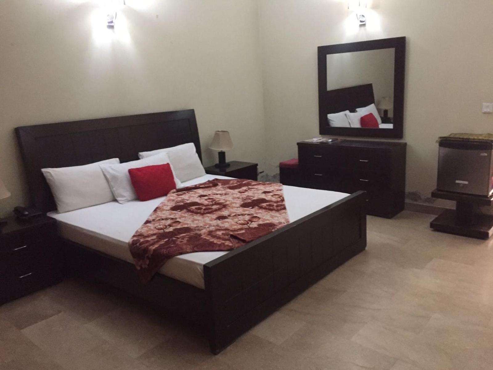 Royal Galaxy Bed & Breakfast Islamabad - For Families Only Extérieur photo