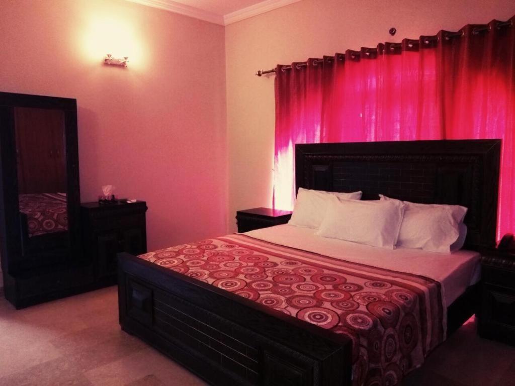 Royal Galaxy Bed & Breakfast Islamabad - For Families Only Extérieur photo