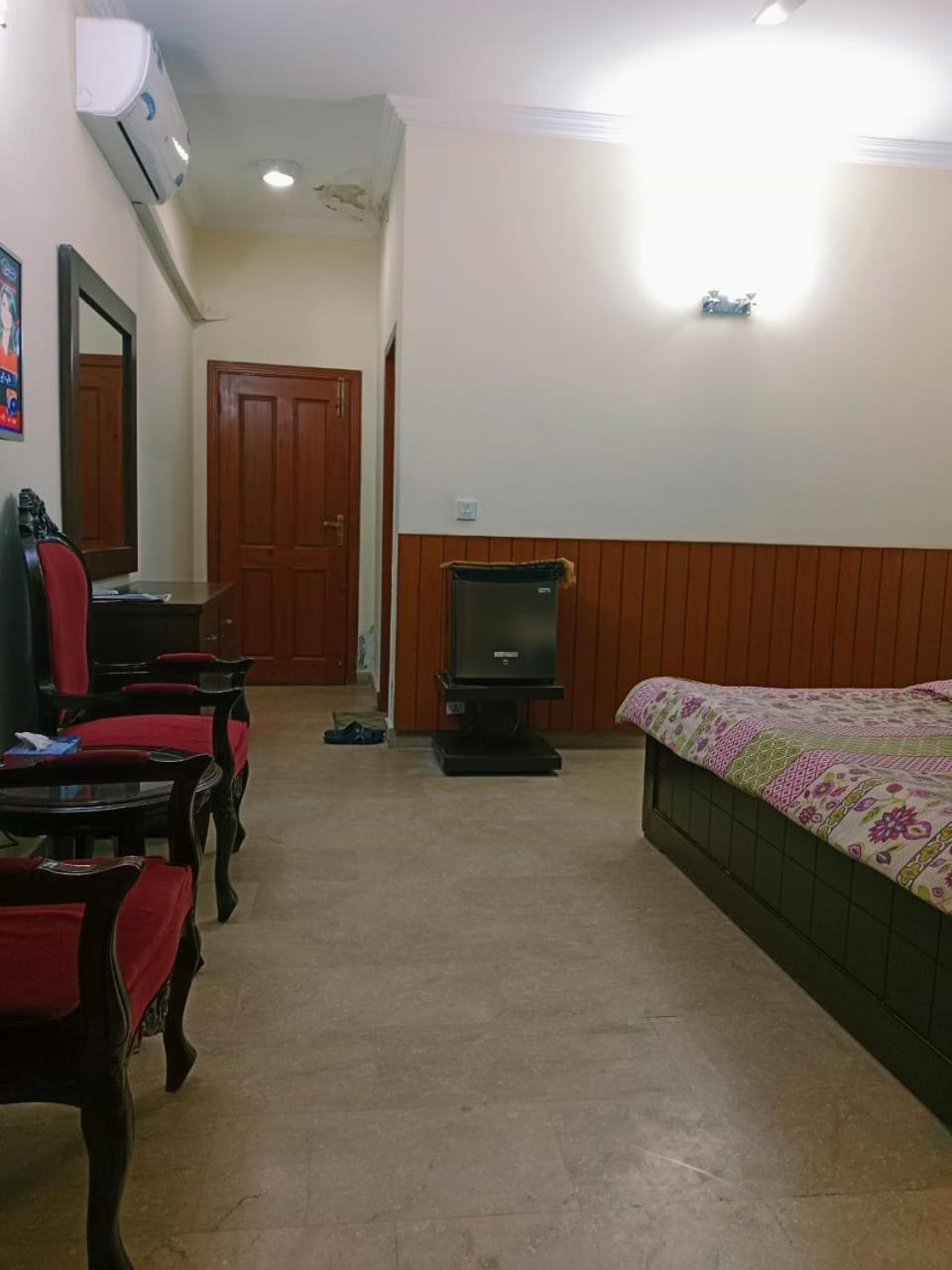 Royal Galaxy Bed & Breakfast Islamabad - For Families Only Extérieur photo