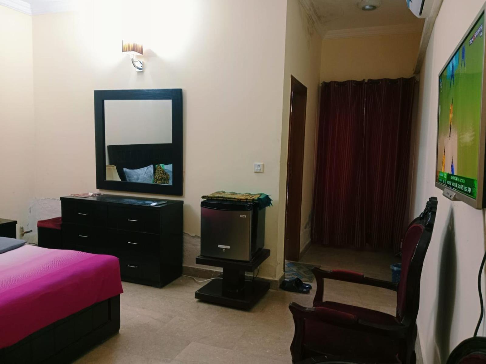 Royal Galaxy Bed & Breakfast Islamabad - For Families Only Extérieur photo