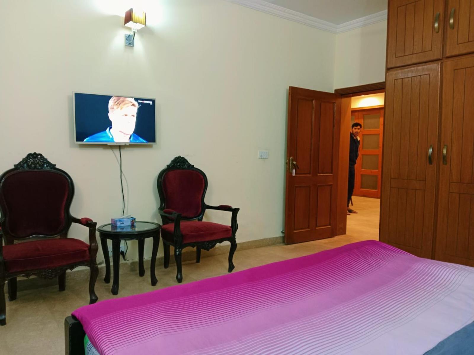 Royal Galaxy Bed & Breakfast Islamabad - For Families Only Extérieur photo